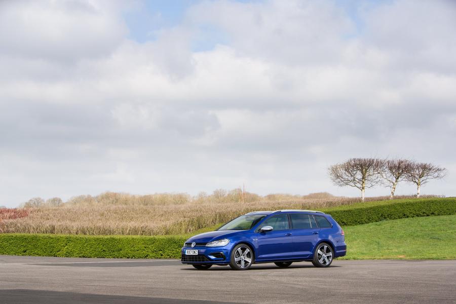  Volkswagen Golf R Estate 2017 года  (UK) (фото 16 из 31)
